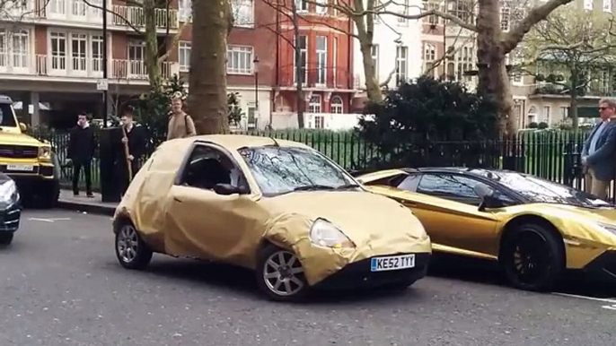 Quand un conducteur de Ford KA se moque d'un milliardaire et de sa supercar... Ahaha