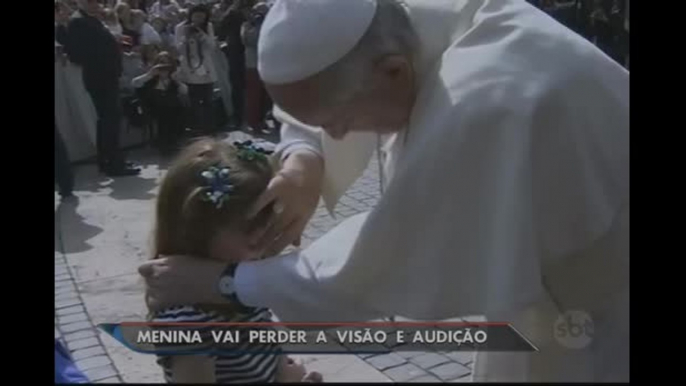 Menina com doença rara realiza sonho de conhecer o Papa Francisco