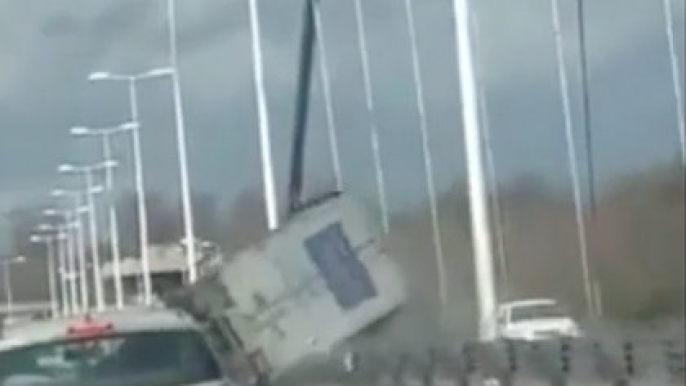 Lorry Overturns Blocking Humber Bridge