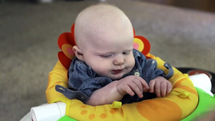 Ce bébé malvoyant voit sa maman pour la première fois et sourit : émouvant!