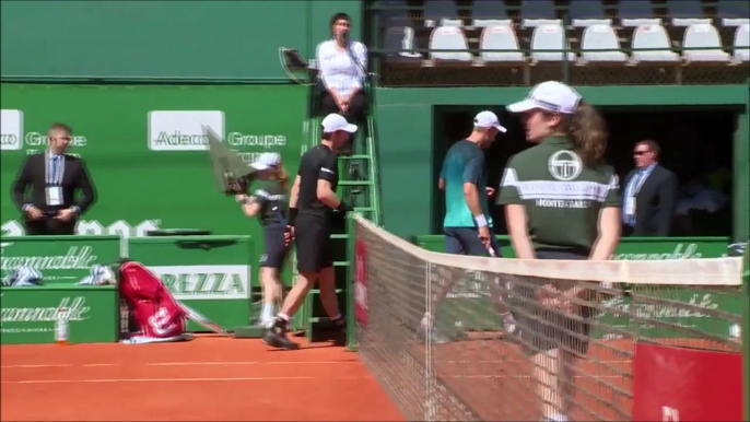 Un joueur de Tennis pense que le ramasseur de balle veut lui faire un check... Tellement drôle