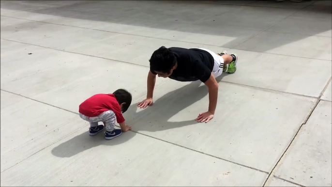 Petite séance de muscu entre père et fils. Trop chou...