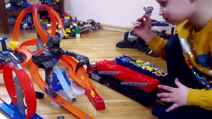 Let's combine many tracks of Hot Wheels into cars and transporters Hot Wheels