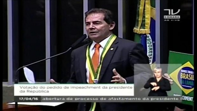 Deputado Paulinho da Força canta na Câmara dos Deputados