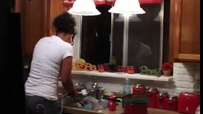 Lol caught my sister dancing while washing the dishes!!