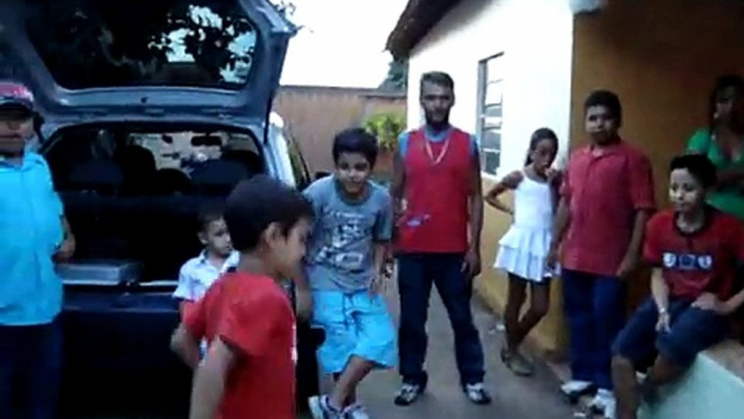 Guilherme dancando hiphop no Concurso de danca