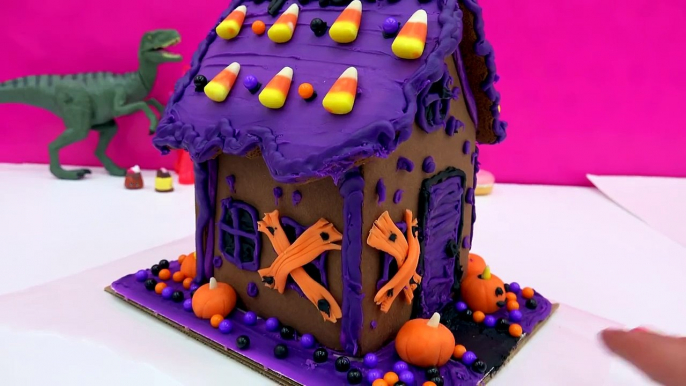 Make A Halloween Haunted Cookie House - Wilton DIY Food Craft Fun Kit Cookieswirlc Video