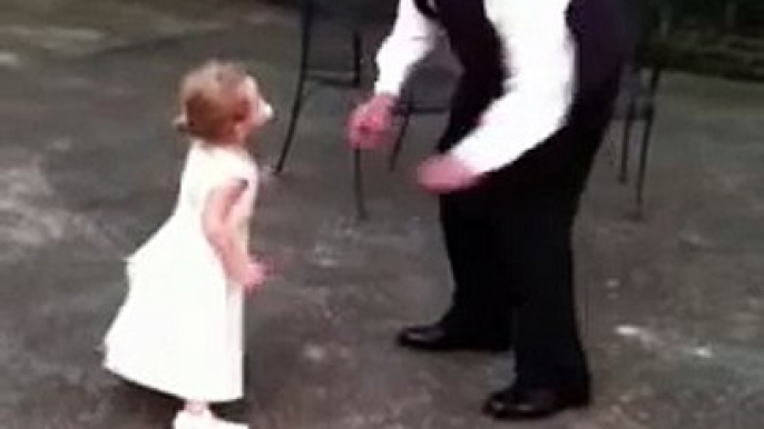 Grand-papa lui demande pour une danse spéciale lors d'un mariage, gardez un oeil sur ses petits pieds!