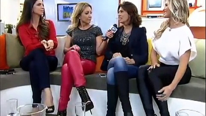 Gostosas maravilhosas de calça legging de couro, de botas e de salto alto