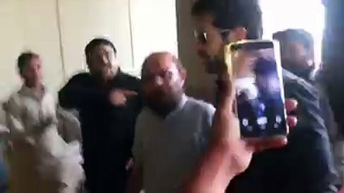 Bollywood Director "Kabir Khan" surrounded  by Karachi citizens at karachi airport