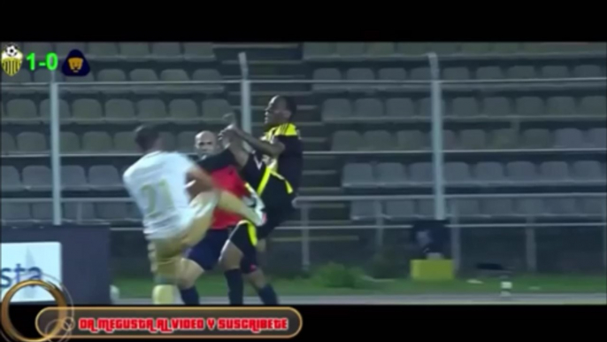 Crazy Two-Way Tackle During Deportivo Tachira vs Pumas!