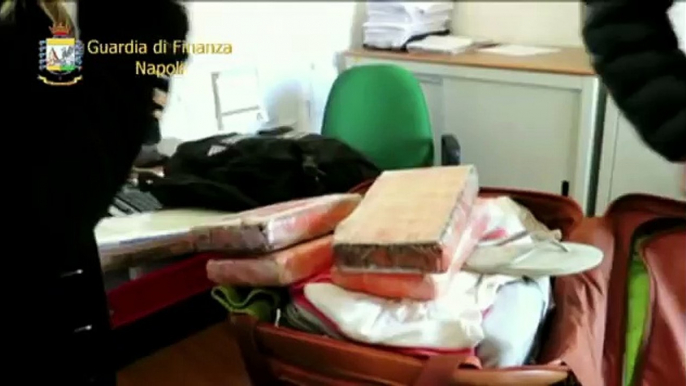 Droga, Procura di Napoli: 28 arresti, il video della Dama Bianca con la cocaina