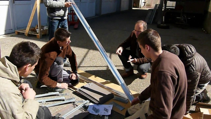 Montage de panneaux solaires thermiques à l'UFA Poutrain le 19 avril 2016