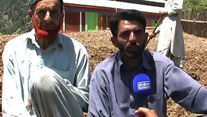 Neelum-Valley-Azad-Kashmir-farmer-in-field-By-Amiruddin-Mughal-For-SAMAA-TV