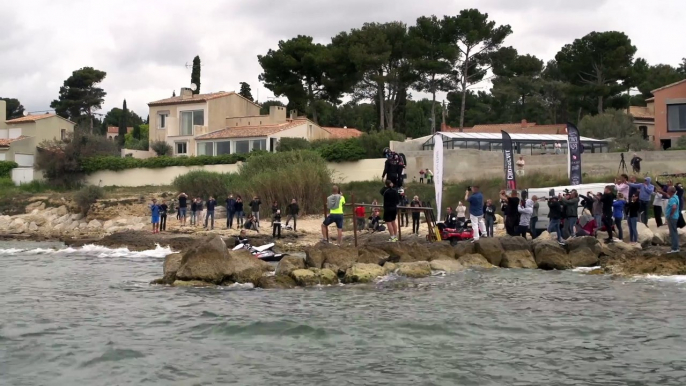 Il vole en "Flyboard" sur plus de 2000m de long au dessus de l'eau ! Record du monde