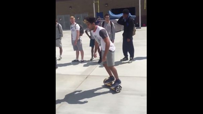 Régis tente un frontflip sur un hoverboard