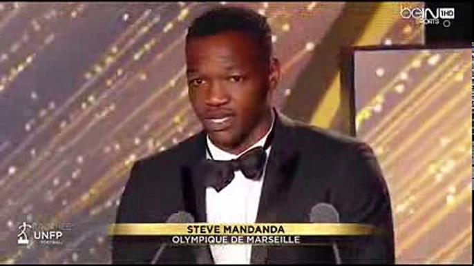 Mandanda tacle ses coéquipiers lors de la remise des trophées UNFP 2016 !