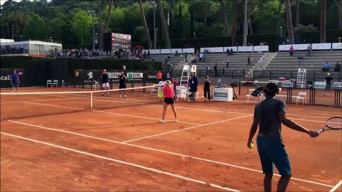 Gaël Monfils smatch en sautant au dessus de Daria Gavrilova ! Dingue