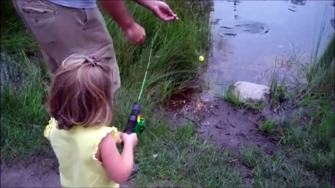 Une fillette peche son premier poisson et se barre en courant tellement elle a peur