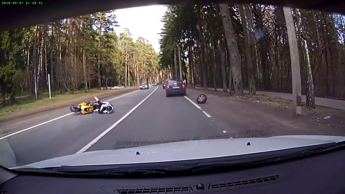 Motard vs Roue de voiture