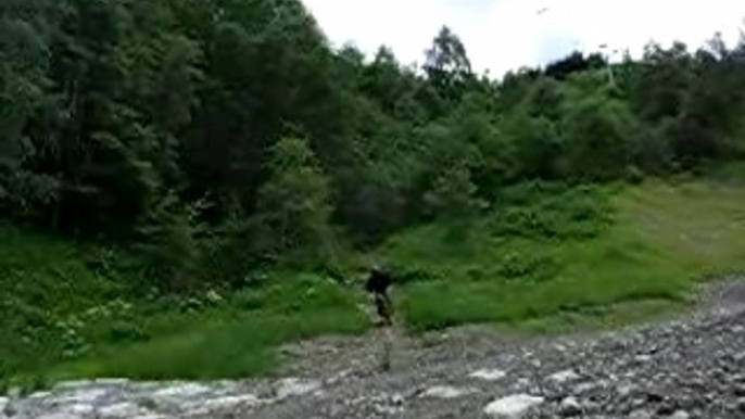 Jump + chute descente de "Bonobo" VTT 2 alpes