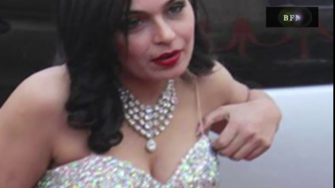 Pakistani Actress Meera's Oops moment - Wardrobe Malfunction