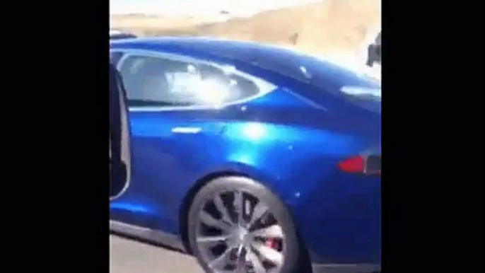 Dormir au volant de sa Tesla en mode pilote automatique dans les embouteillages