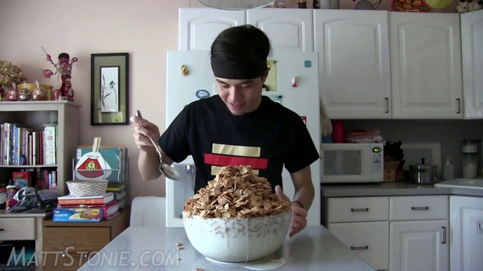 Il mange 2kgs de céréales d'un coup !! Bol géant de 7000 Calories !!