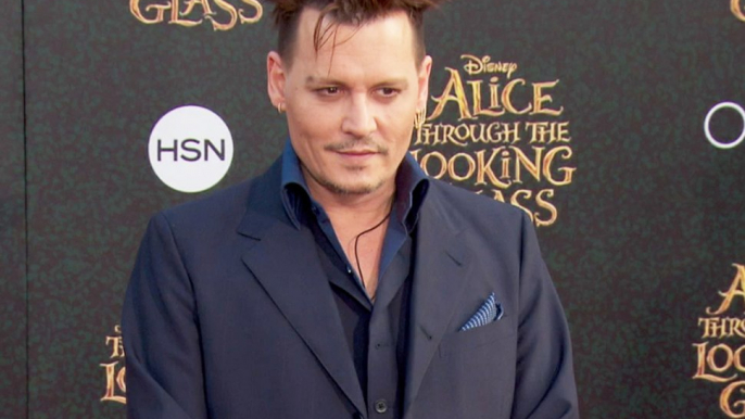 Johnny Depp : sa nouvelle coupe de cheveux au top à l’avant-première de Alice aux Pays des Merveilles 2 !