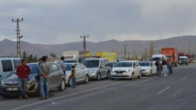 Doğubayazıt- Çaldıran Yolunu Kesen PKK'lılar 12 Aracı Yaktı