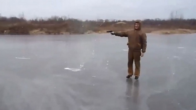 Un abruti tire au pistolet sur la glace