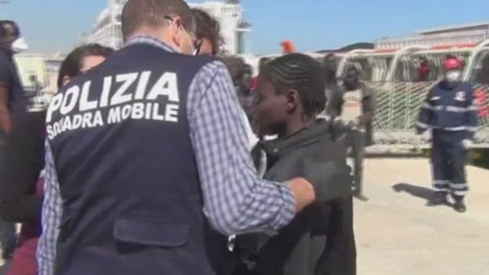 Pozzallo (RG) - 145 migranti stipati in un gommone, arrestati due scafisti  (25.05.16)