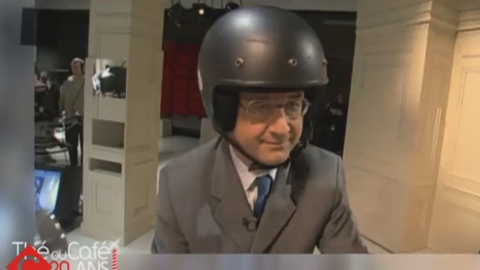 François Hollande, en scooter et casqué, arrivant sur un plateau télé