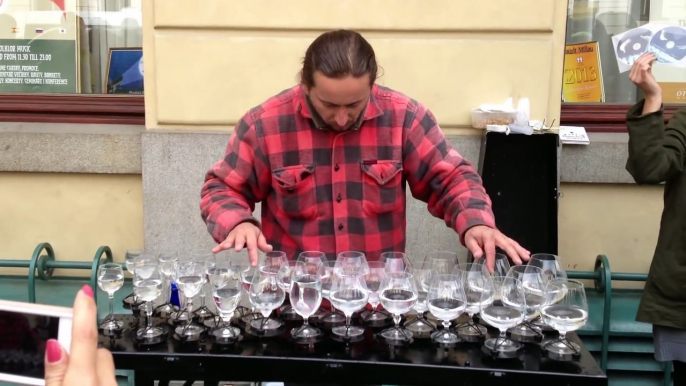 Un artiste de rue réalise une performance incroyable avec des verres