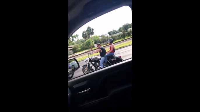 Enorme Road Rage, un motard se fait rouler dessus par un chauffard pas très content