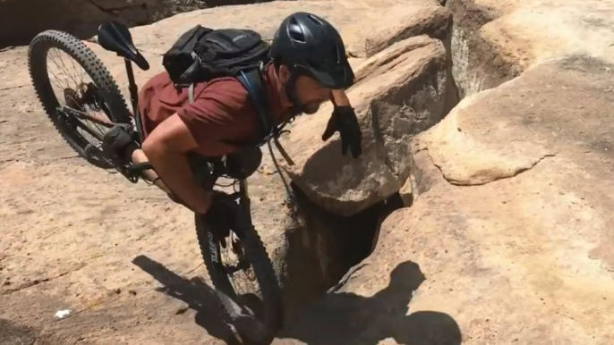 En vélo il rate son saut et manque de tomber d'une falaise!