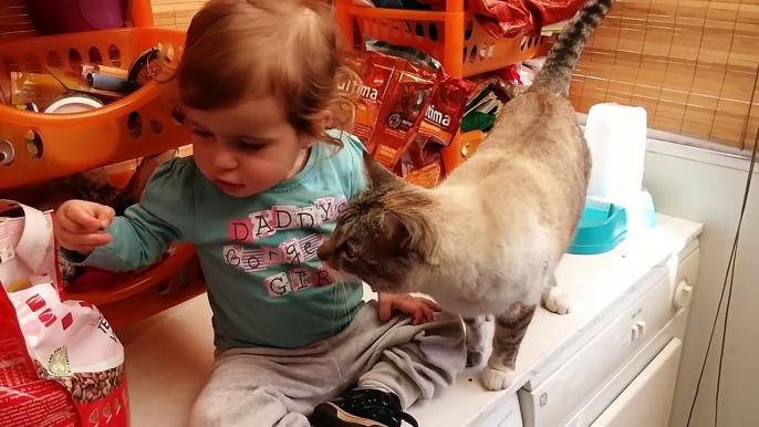 Cette enfant aurait pu nourrir le chat par le mauvais orifice