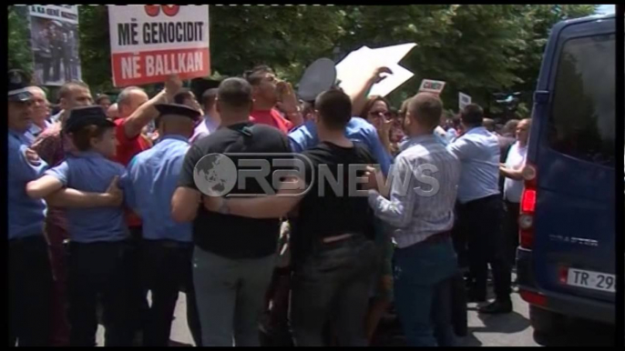 Camët presin dhe përcjellin Kotzias me protestë