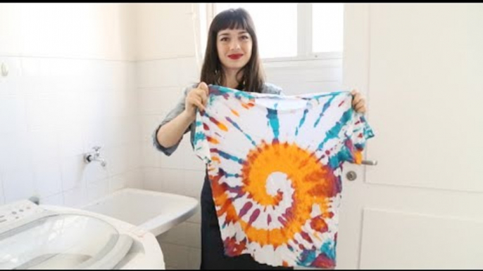 Se vira na psicodelia: aprenda a fazer uma camiseta tie-dye no esquema