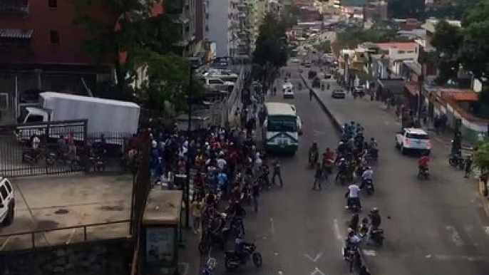 Así fue como saquearon un camión en El Llanito