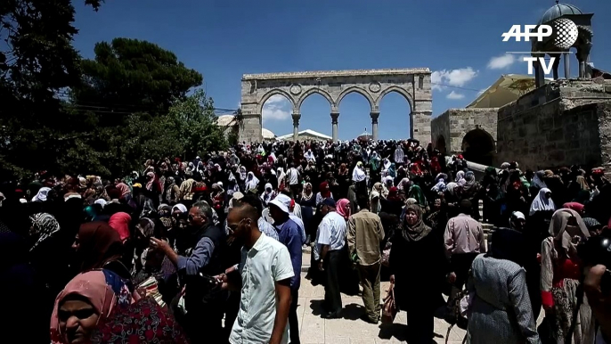 Israel lets Gazans into Jerusalem for Ramadan prayers