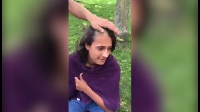 Des grands du quartier font la boule à Z aux garçons aux cheveux longs !