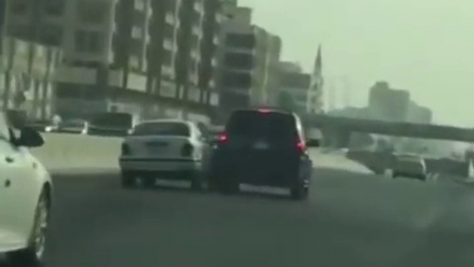 Ce conducteur énervé finit par se faire rouler dessus en Arabie Saoudite ! Road Rage