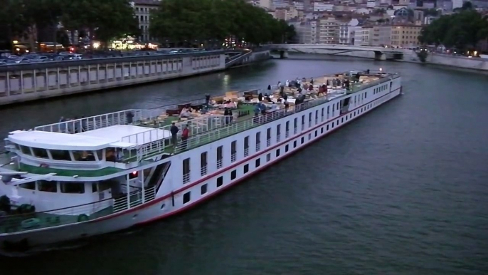 Lyon 28 Juin 2011 Quai de Saone Pasage d'un gros bateau de croisiére