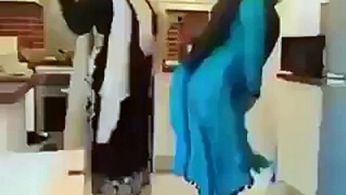 Hot Video اتنی گرمی اچھی نہیں ہوتی ۔ دیکھیں