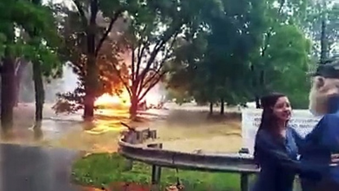 Une maison en feu portée par les inondations en Virginie - USA