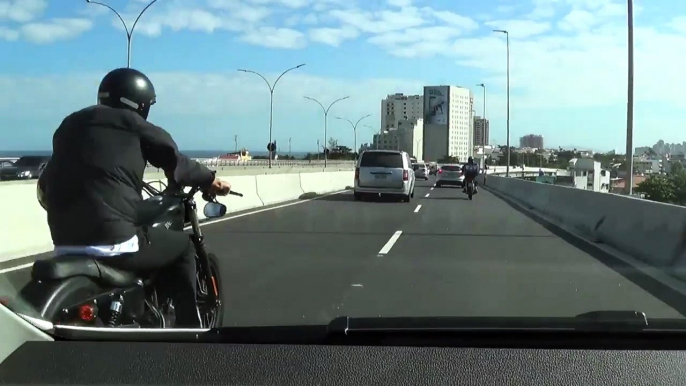 Un motard tombe d'un pont de 15 mètres de haut au Brésil