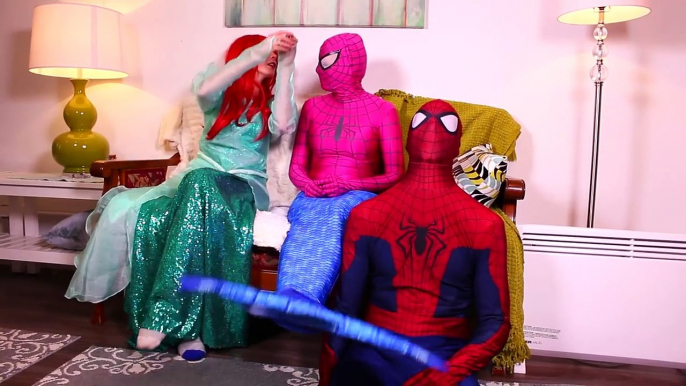 Pembe Spidergirl  Denizkızı Oldu ! Örümcek Adam , Dondurulmuş Elsa & Joker ile Gerçek  Eğlence