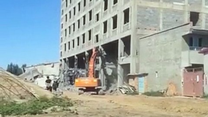 Itni bari building dekhen kis tarhan dekhte hi dekhte zameen bos ho gai