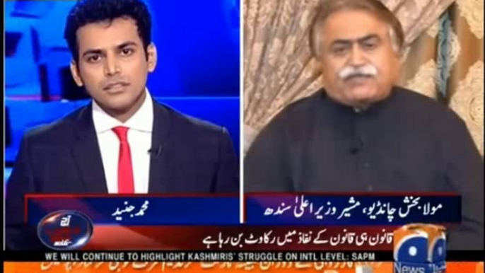 Molana Baksh Chandio Taunts Anchor for asking a Tough Question - Wazir e Dakhla Sind ka Bhai Mujrimo Ko Churra lay gaya